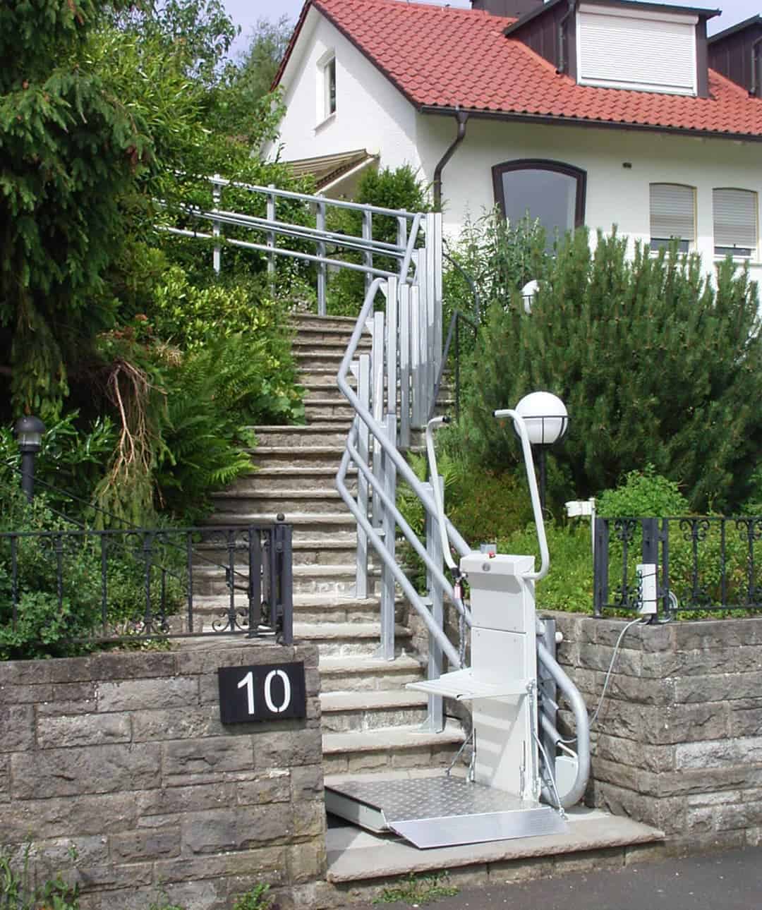 exterior inclined platform lift on stairs with multiple curves